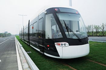 Battery-powered tram sets range record