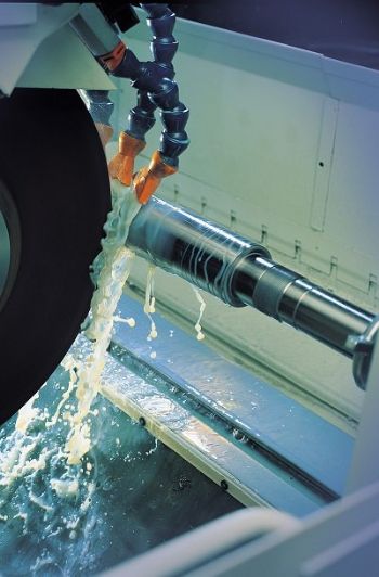 Low-foam cutting and grinding fluid