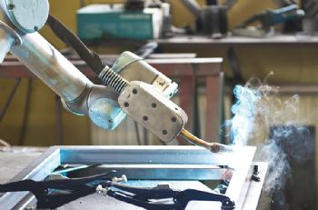 Universal robot cuts welding time by 50%