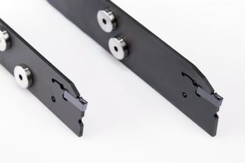 Grooving blades with internal cooling