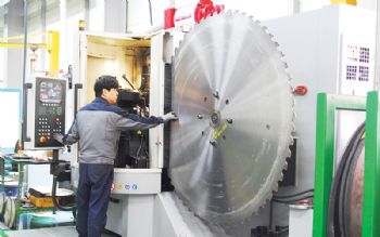 Sharpening saw blades in South Korea