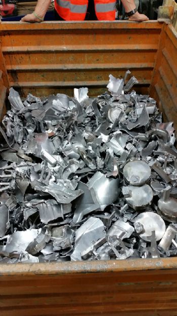 Pre-shredder cuts aluminium foundry scrap to size