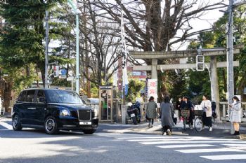 Black cabs heading for Tokyo