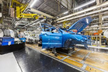 UK car output falls as industry targets FTA