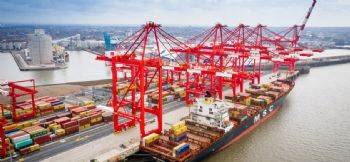 Vessel sets container record for Liverpool2