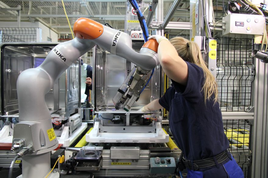 Record 21,700 robots In UK factories – IFR reports