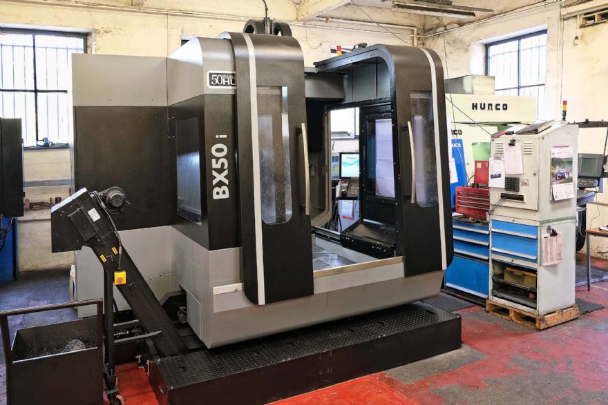 Bridge-type machining centre for larger moulds