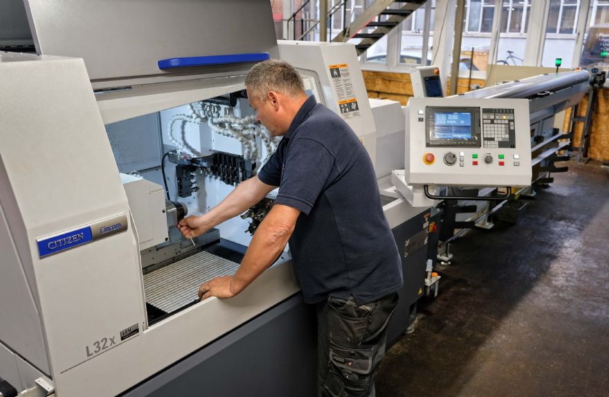 Sub-contractor buys high-precision slider “for an easy life”