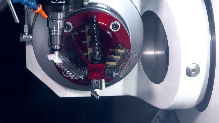 Supercritical CO<sub>2</sub> coolant produces burr-free results