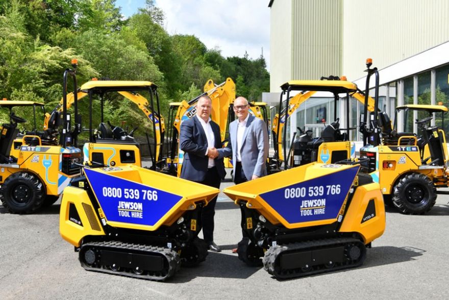 JCB wins ‘electrifying’ 900-machine deal