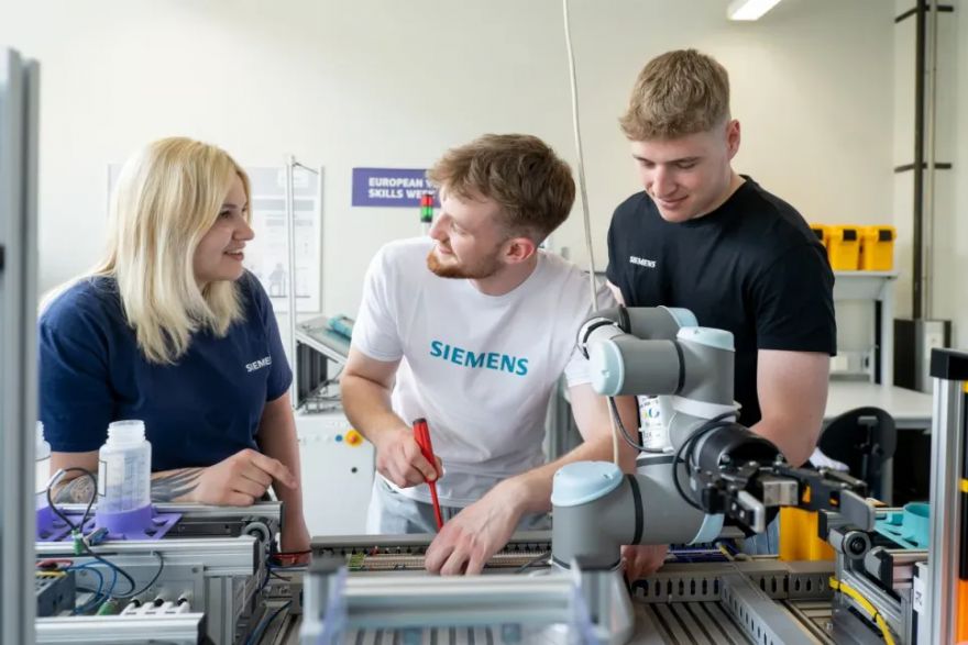 Siemens boosts number of people in training programmes in Germany