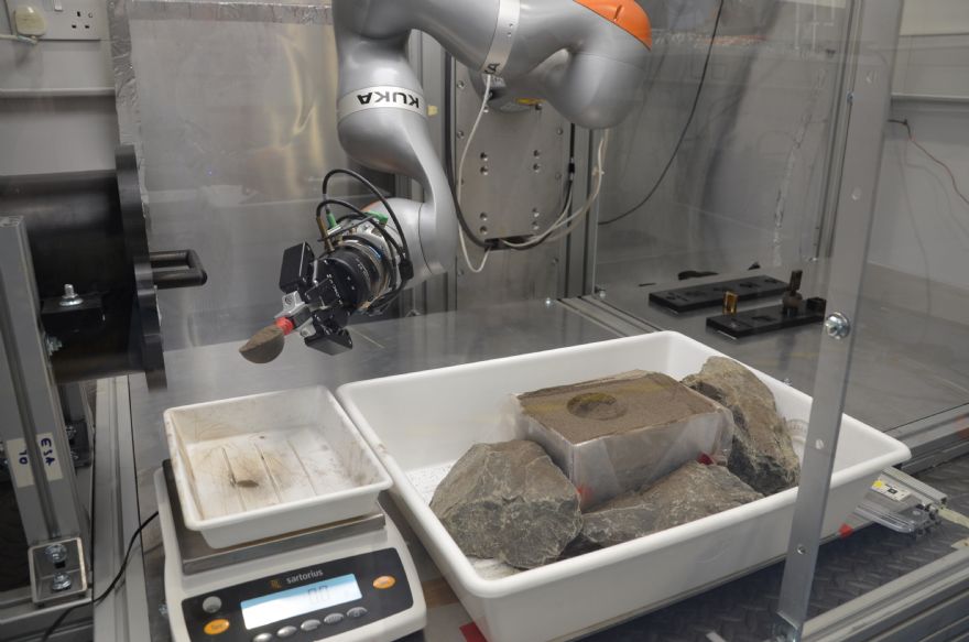 Researchers develop solution for collecting Moon dust