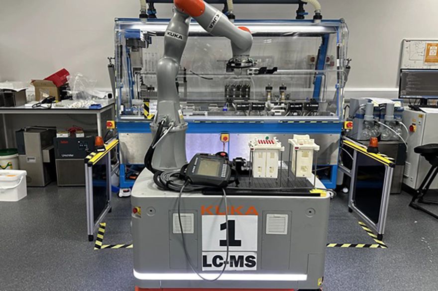 AI-driven mobile robots team up to tackle chemical synthesis  