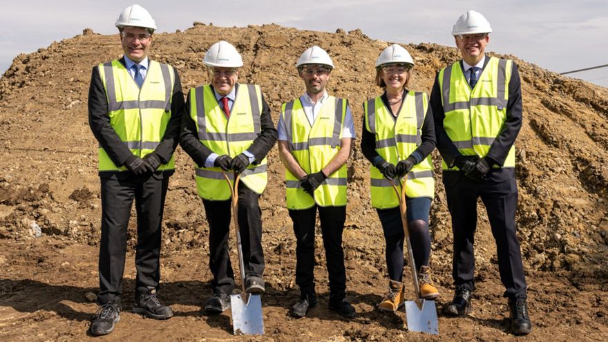 Rail Minister breaks ground on Siemens’ £100 million hub