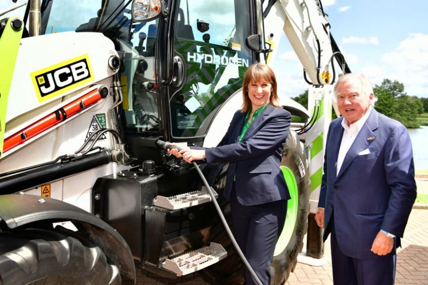 Chancellor visits JCB for update on hydrogen technology 