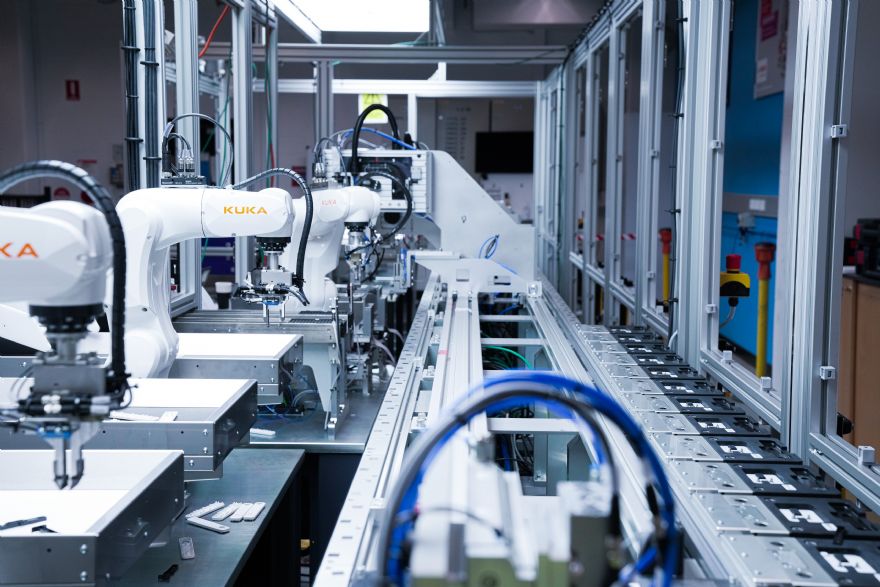 Global industrial robots market contracts 5.8% in 2024