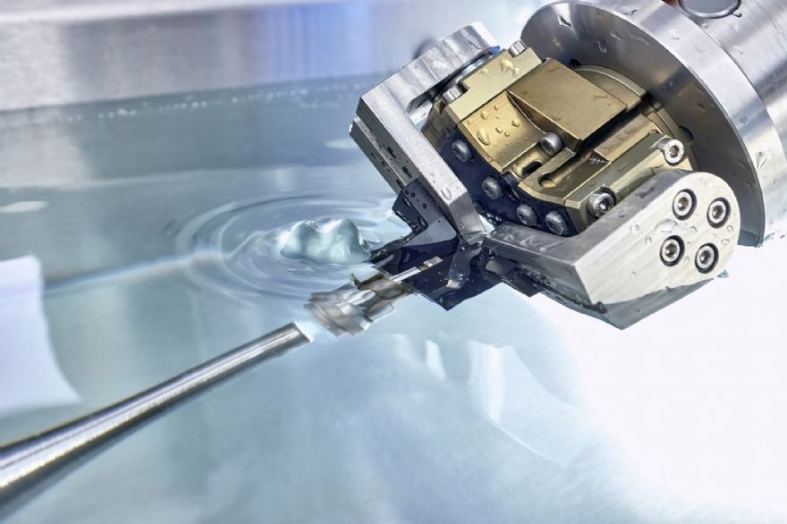 Aesculap deburrs bone saws using ultrasound