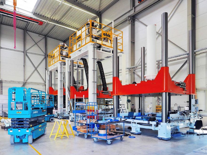Die changing and clamping for trimming large castings