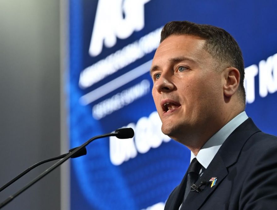 UK defence secretary focuses on air power investment at Farnborough